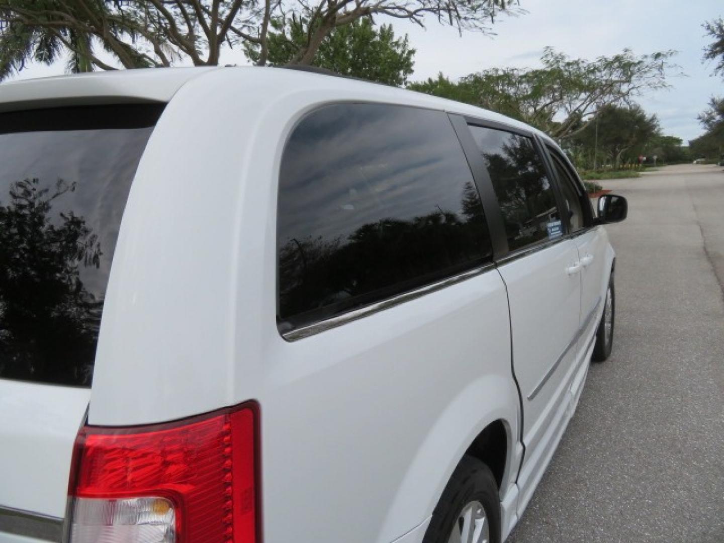 2014 White /Black Chrysler Town & Country (2C4RC1BG4ER) , located at 4301 Oak Circle #19, Boca Raton, FL, 33431, (954) 561-2499, 26.388861, -80.084038 - Photo#83